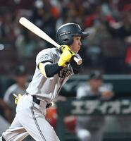１０回、右前打を放つ浦田（撮影・北村雅宏）