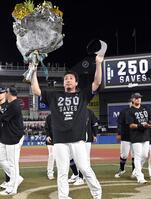 通算２５０セーブを達成し、観客の声援に応える益田