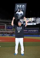 記念ボードを手にする益田（撮影・石井剣太郎）