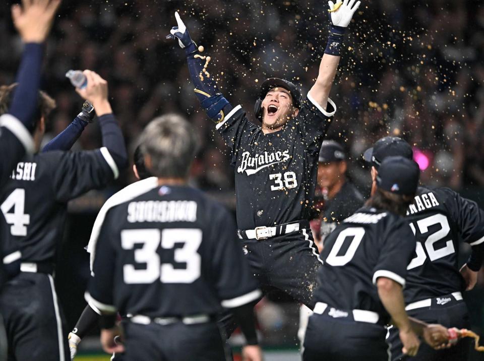 　９回、サヨナラ３ランを放ち、手荒い祝福を受ける来田（撮影・開出牧）
