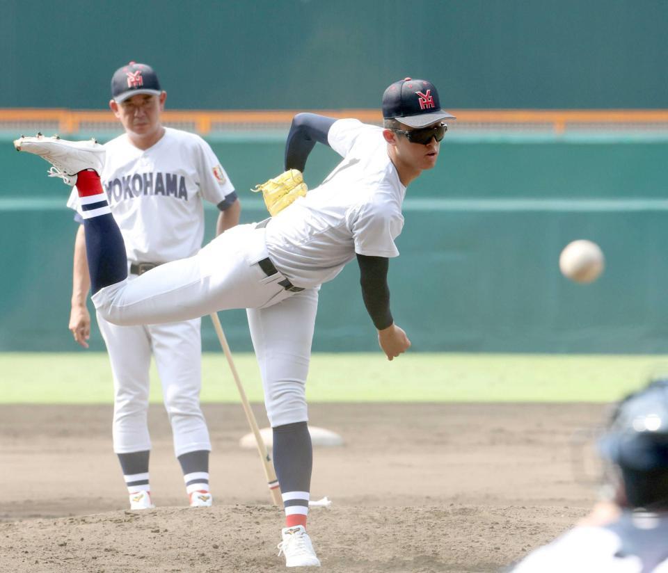 投球練習をする横浜・織田。奥は村田監督（撮影・中田匡峻）