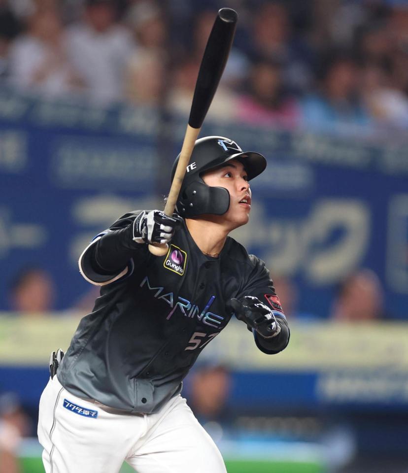３回、２ランを放つ小川（撮影・石井剣太郎）