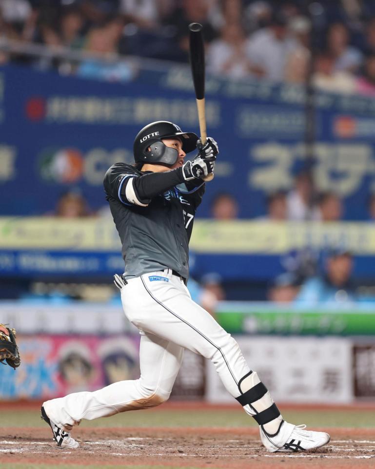 ３回、２ランを放つ小川（撮影・石井剣太郎）