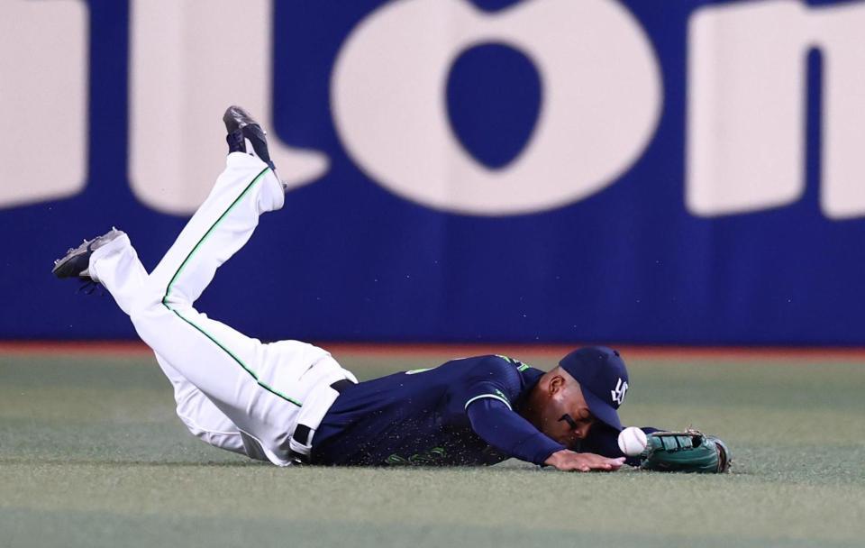８回、細川の打球に飛び付くモンテル。捕りきれず中前打となる