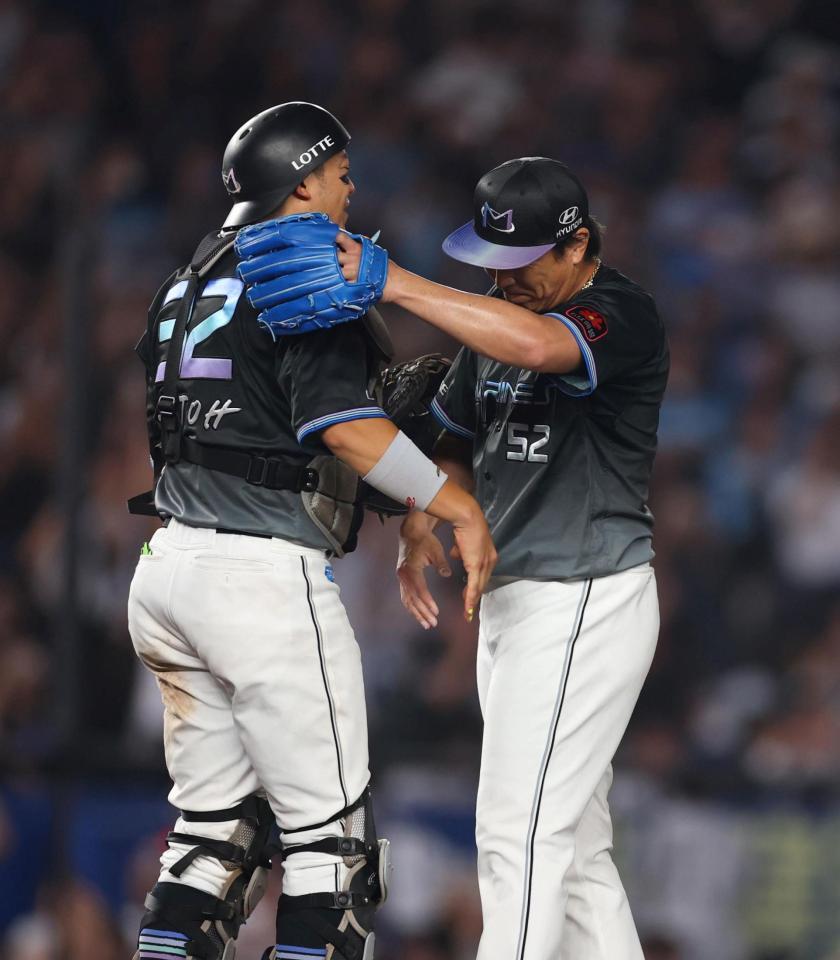 記録を達成し佐藤と抱き合う益田（右）＝撮影・石井剣太郎