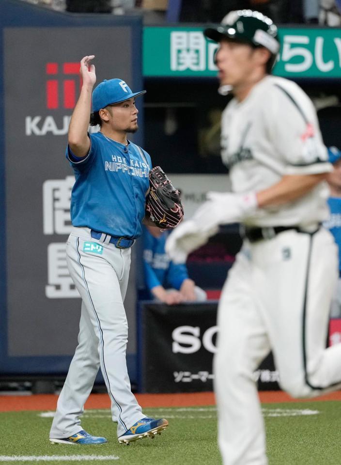 ６回、得点を許した先発の伊藤。手前は犠飛で生還した柳田