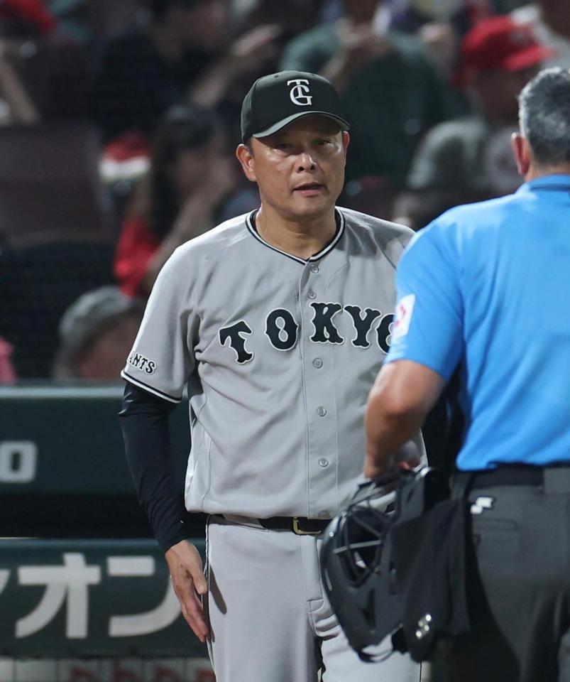 ８回の攻撃を終え、選手交代を告げる橋上監督代行（撮影・北村雅宏）