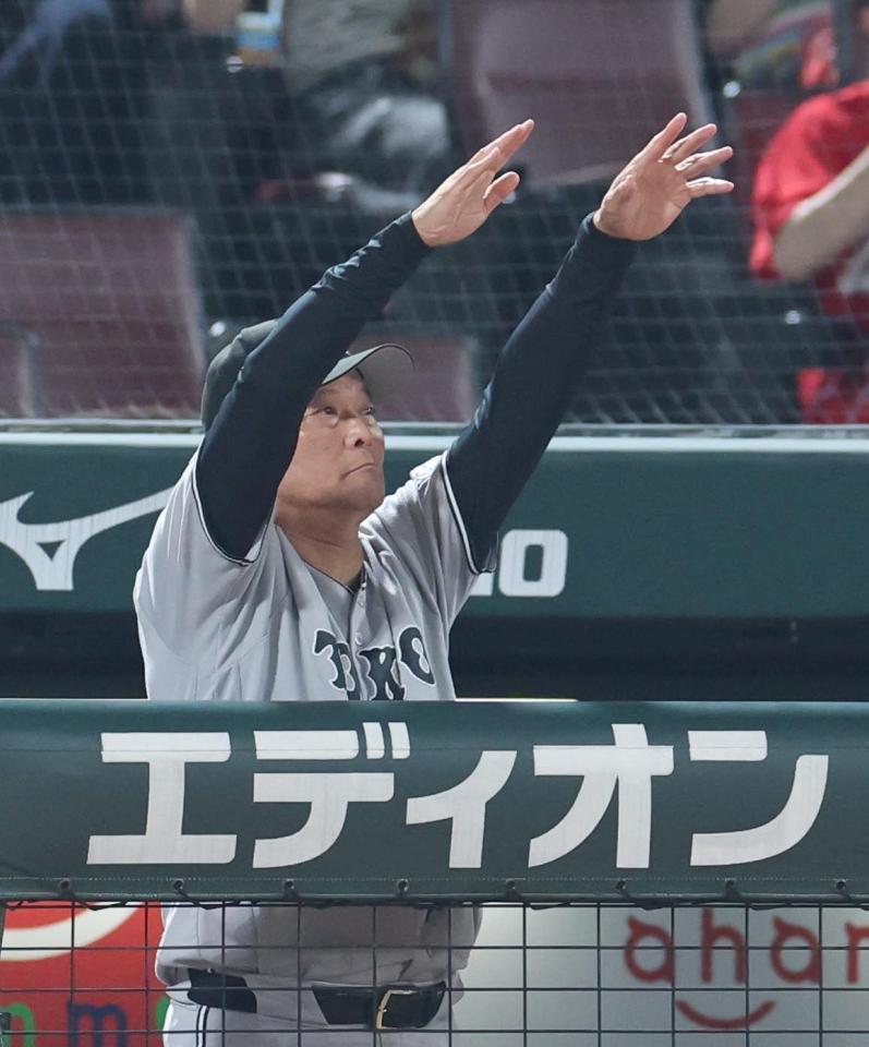 １０回、二走・小浜の二塁封殺アウト判定に、リクエストする橋上監督代行（撮影・北村雅宏）
