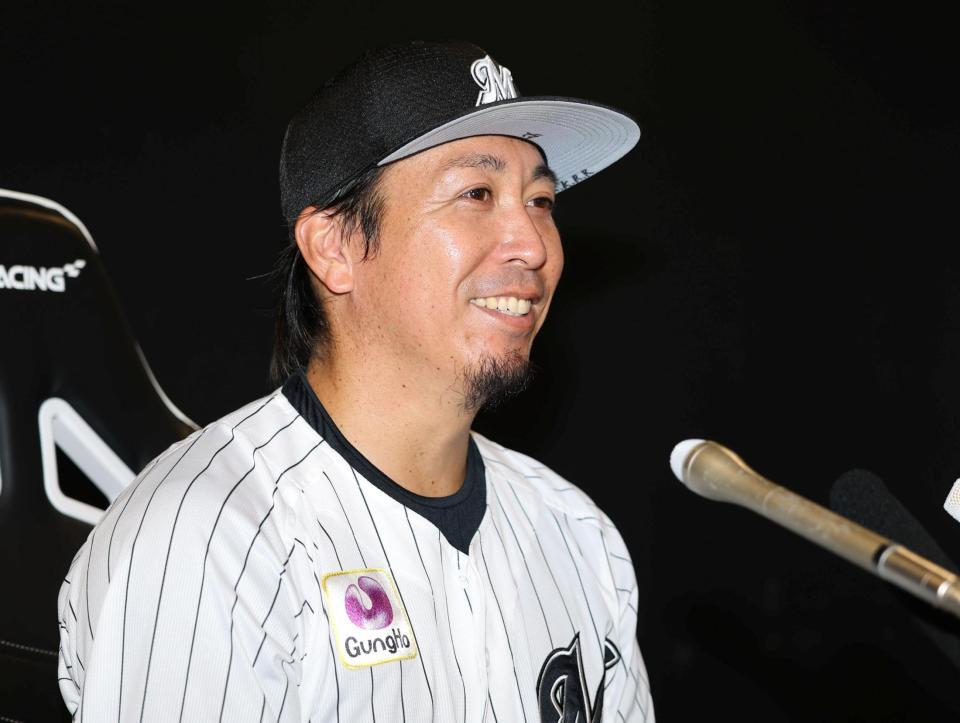 会見で笑顔を見せる益田（撮影・石井剣太郎）