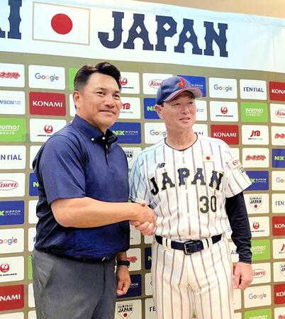 　侍ジャパンＵ－１２桑田監督（右）を激励に訪れた侍ジャパントップチームの井口監督（撮影・若林みどり）