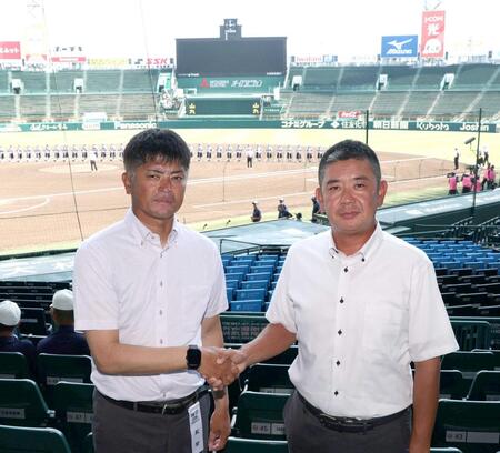 　握手を交わす沖縄尚学・比嘉監督（左）と横浜・村田監督（撮影・中田匡峻）