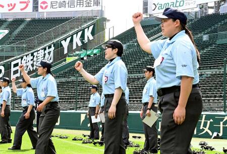 甲子園球場で行われた全国審判講習会に参加した女性審判員の岩男香澄さん（右端）ら＝５月