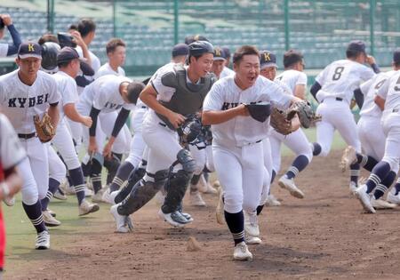 グラウンドに駆けだす享栄ナイン