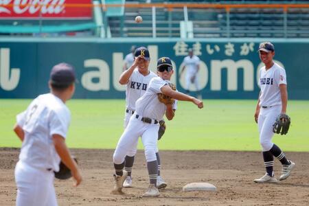 守備練習する早川来輝（中央）ら享栄ナイン