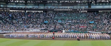 開会式で黙とうをする出場校の選手たち（撮影・西田忠信）