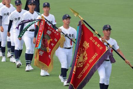 入場行進する末吉良丞（右から２人目）ら沖縄尚学ナイン（撮影・西田忠信）