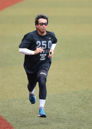 練習で汗を流す益田（撮影・石井剣太郎）