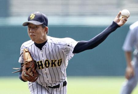 熊本工戦の２回途中から登板し、力投する鳥取城北・福岩＝２０１３年８月