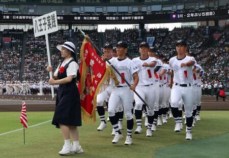 入場行進をする八王子実践ナイン（撮影・中田匡峻）