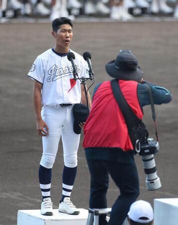 選手宣誓を行う八王子実践・矢沢陵磨（撮影・中田匡峻）