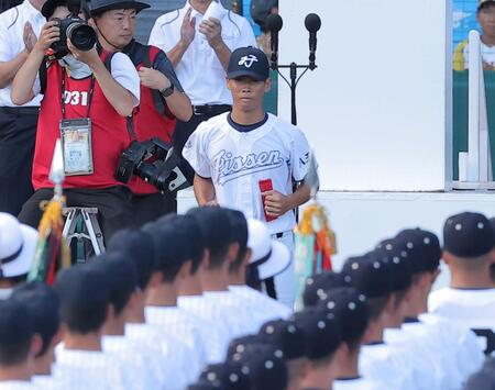 選手宣誓を務めた八王子実践・矢沢陵磨主将（撮影・西田忠信）