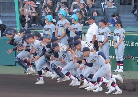 初戦に臨む仙台育英・星よつはマネージャー（右）と仙台育英・須江航監督（右から２人目）＝撮影・西田忠信
