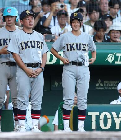 試合前の仙台育英・星よつは学生コーチ兼マネジャー。左は仙台育英・須江航監督（撮影・中田匡峻）