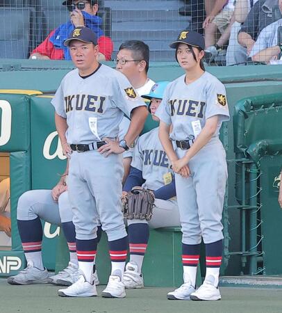 初戦に臨む仙台育英・須江航監督（左）と仙台育英・星よつはマネージャー（撮影・西田忠信）