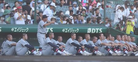 試合前、選手たちに話しかける仙台育英・須江航監督（撮影・中田匡峻）