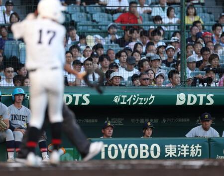 ２回、戦況を見つめる仙台育英・星よつは学生コーチ兼マネジャー（右から２人目）＝撮影・中田匡峻