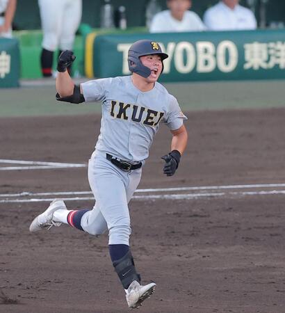 ４回、ソロを放ちガッツポーズする仙台育英・田山纏（撮影・西田忠信）