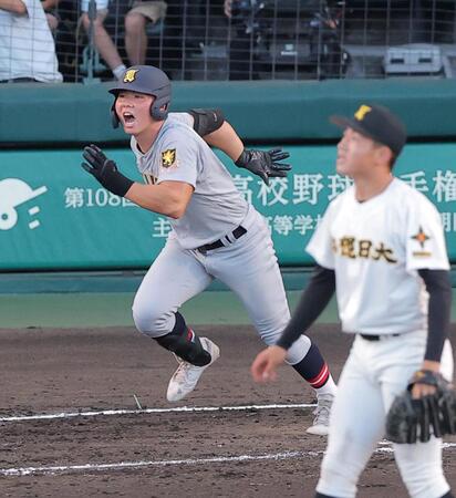 ４回、ソロを放ち駆け出す仙台育英・田山纏（撮影・西田忠信）