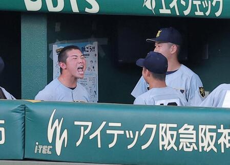 ４回、ソロを放ちベンチで絶叫する仙台育英・田山纏（左）＝撮影・西田忠信