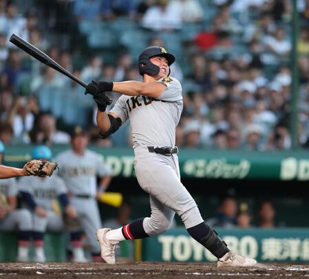 ４回、ライトへソロを放つ仙台育英・田山纏（撮影・中田匡峻）