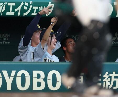 ４回、仙台育英・田山纏のソロに拳を突き上げる星よつは学生コーチ兼マネジャー（撮影・中田匡峻）