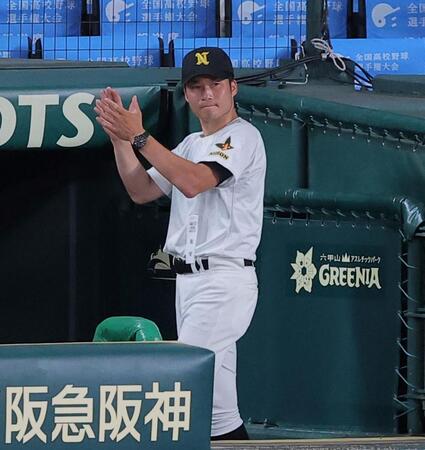 ７回、ベンチで手をたたく札幌日大・森本琢朗監督（撮影・西田忠信）