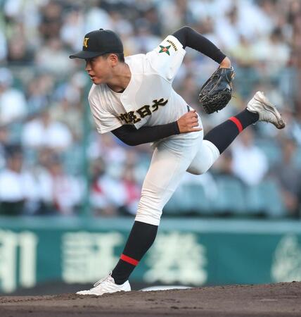 １回、力投する先発投手の札幌日大・石川瑛二朗（撮影・中田匡峻）