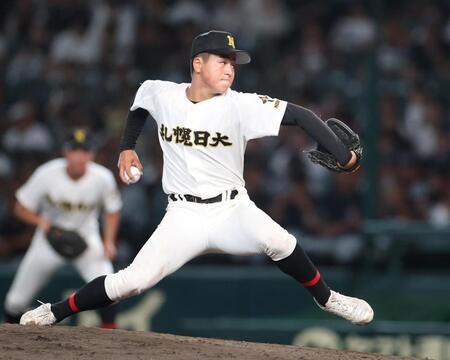 ６回、力投する先発投手の札幌日大・石川瑛二朗（撮影・中田匡峻）