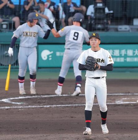 ４回、仙台育英・田山纏（９）にソロを浴びた札幌日大・石川瑛二朗（撮影・西田忠信）