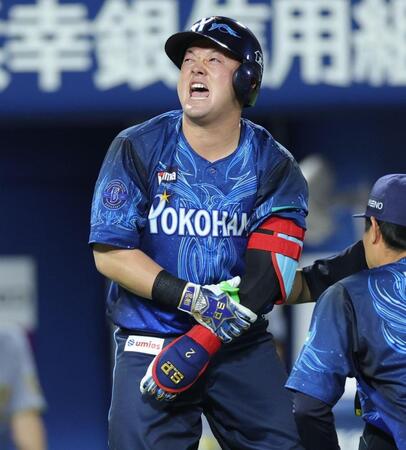 ５回、死球を受け、苦痛に顔をゆがめる牧（撮影・西岡正）