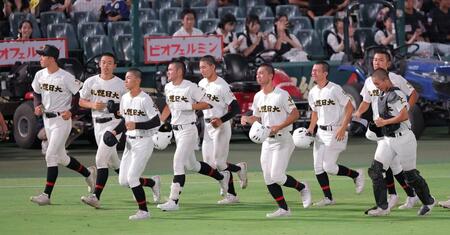 初戦敗退となり、スタンドへあいさつに向かう札幌日大ナイン（撮影・西田忠信）