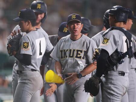 ８回の守備を終えたナインを迎える仙台育英・須江航監督（中央）＝撮影・中田匡峻