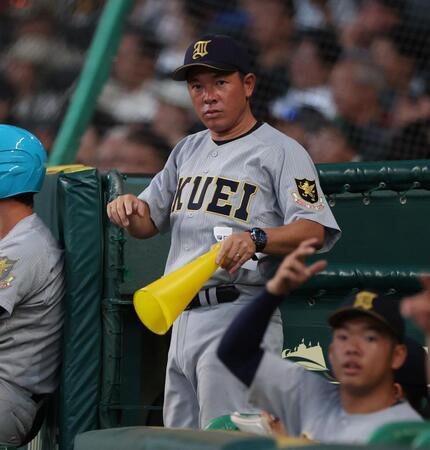 ６回、戦況を見つめる仙台育英・須江航監督（撮影・中田匡峻）