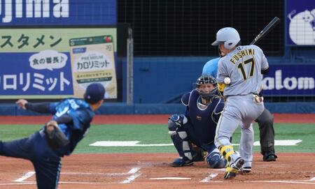 ２回、死球を受ける伏見（撮影・金田祐二）