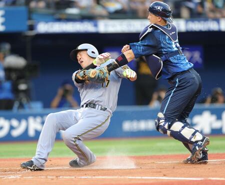 ２回、熊谷の先制打で松尾（左）と激突しながら生還する伏見（撮影・西岡正）