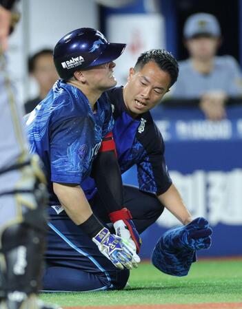 ５回、死球を受け、苦痛に顔をゆがめる牧（撮影・西岡正）