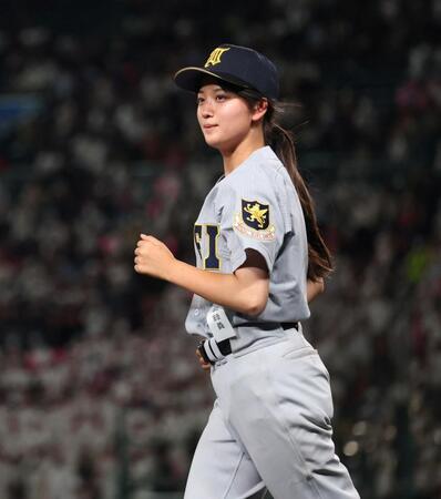 応援団の元へあいさつへ行く仙台育英・星よつは学生コーチ兼マネジャー（撮影・中田匡峻）