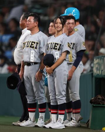 札幌日大に勝利し、微笑む仙台育英・星よつは学生コーチ兼マネジャー。左は仙台育英・須江航監督（撮影・中田匡峻）
