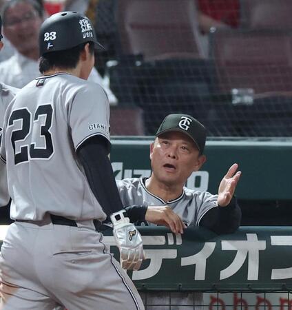 ５回、知念の先制適時打で生還した石塚を迎える橋上監督代行（右）＝撮影・北村雅宏