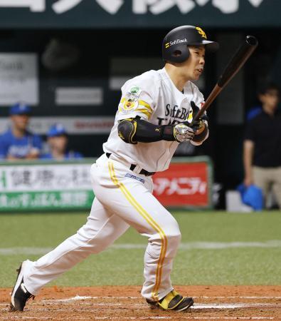 　２回ソフトバンク１死一、二塁、近藤が右翼線に２点二塁打を放つ＝みずほペイペイドーム